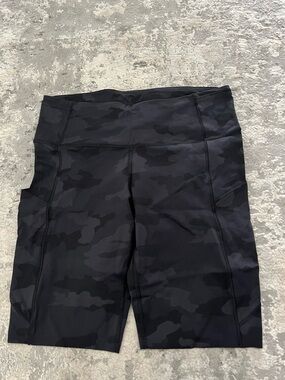 NWOT lululemon fast and free 7 pockets 10” short camo size 10